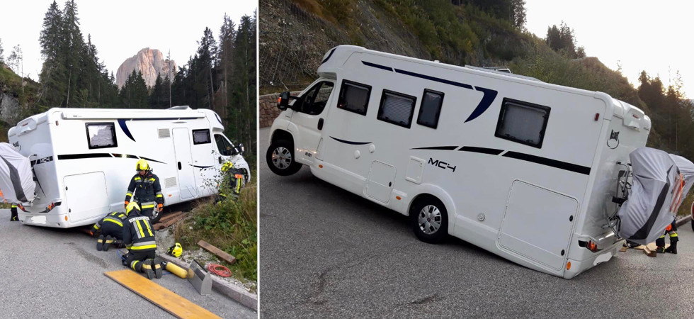 Il camper tenta di curvare ma resta bloccato sul tornante: intervengono i vigili del fuoco